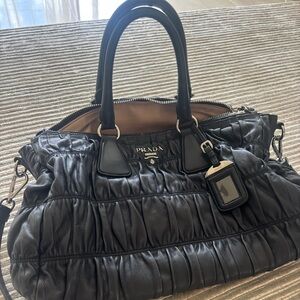 Prada Dark blue Leather Handbag, great condición.